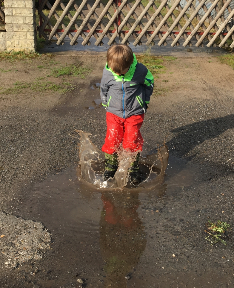 in Pfützen springen